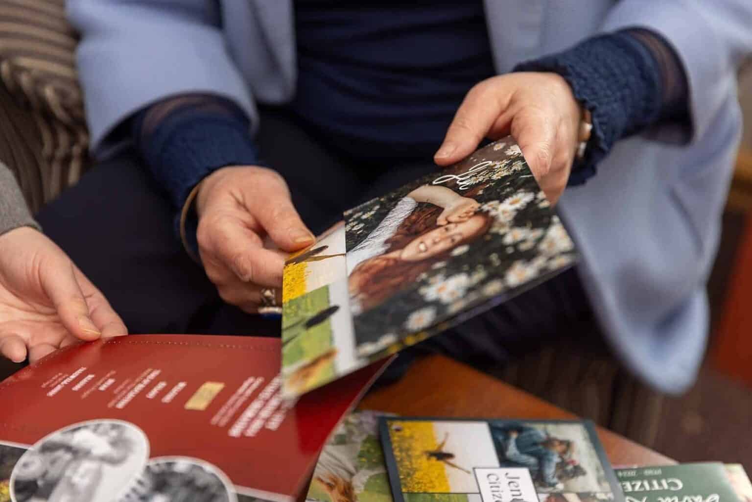 Multimedia Komako Hands Closeup Horizontal